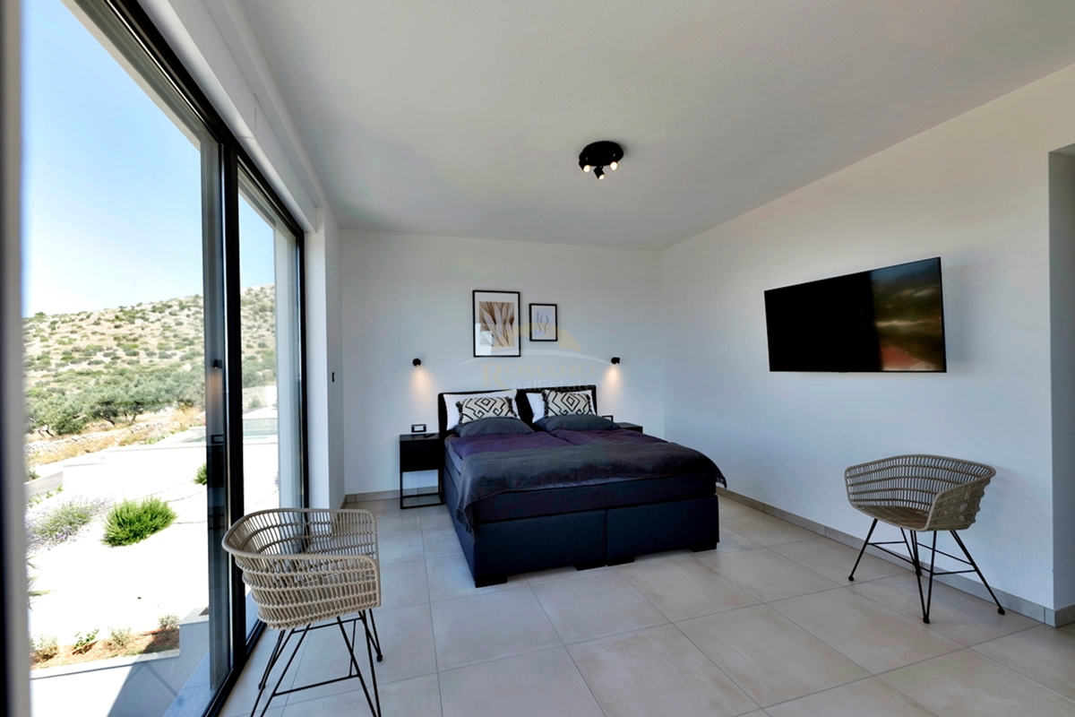 Villa esclusiva a Seget Gornji in un ambiente tranquillo e silenzioso con una splendida vista panoramica